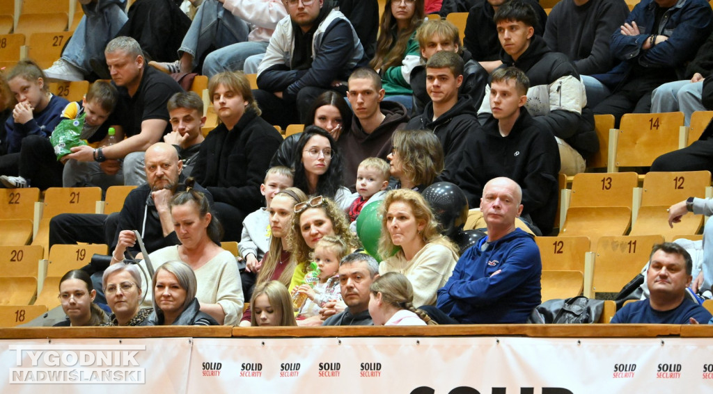 Kibice na meczu koszykarzy Siarki Tarnobrzeg