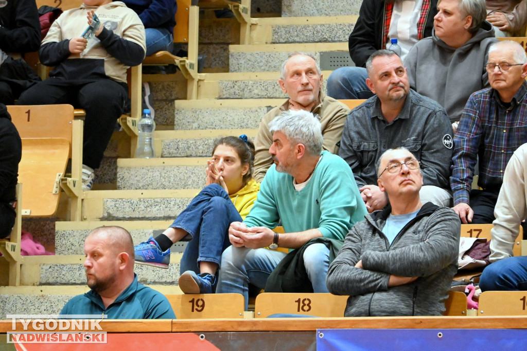 Kibice na meczu koszykarzy Siarki Tarnobrzeg