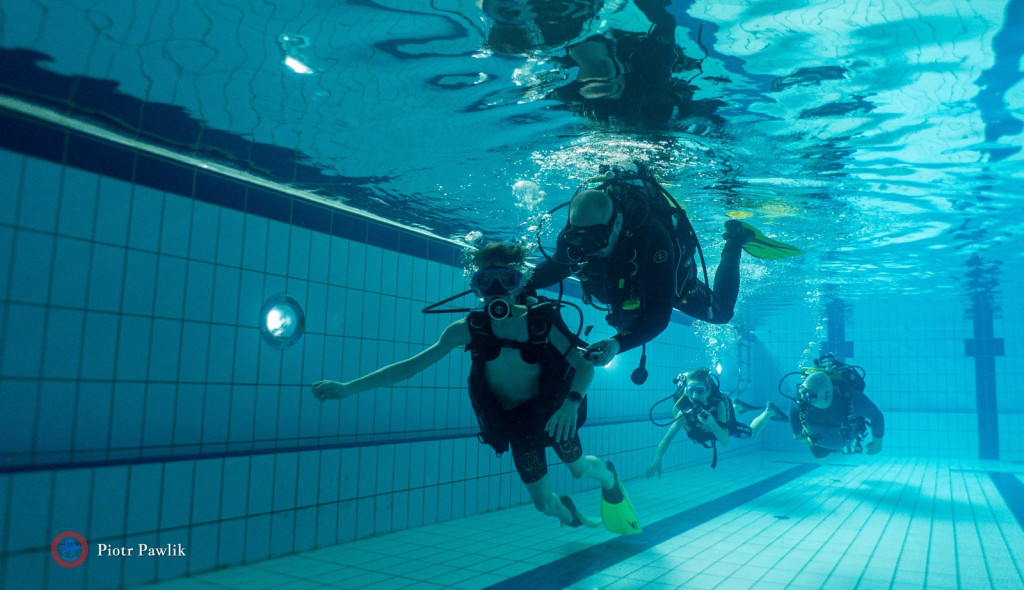 Nurkowanie na basenie w Nowej Dębie