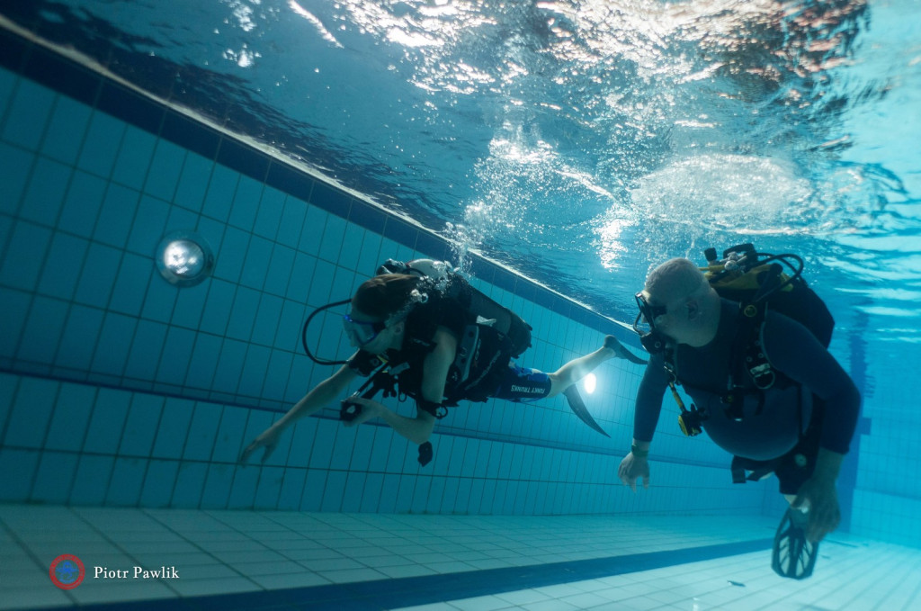 Nurkowanie na basenie w Nowej Dębie