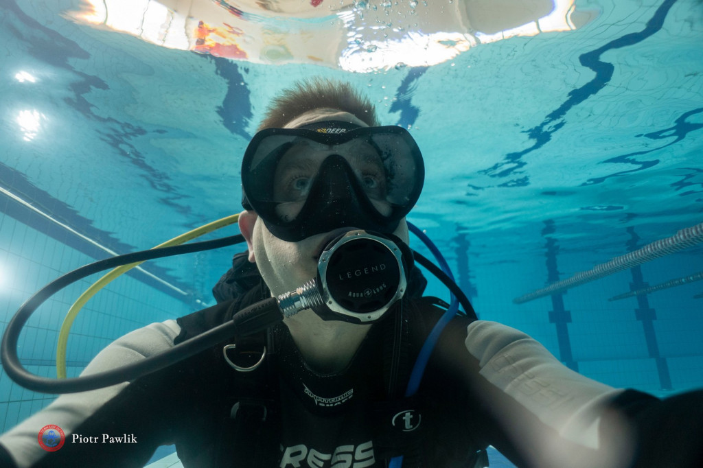 Nurkowanie na basenie w Nowej Dębie