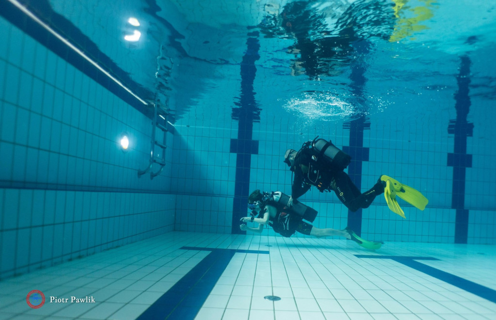 Nurkowanie na basenie w Nowej Dębie