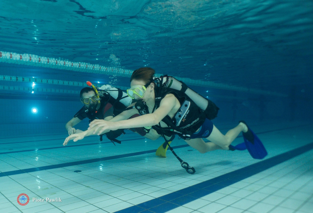 Nurkowanie na basenie w Nowej Dębie