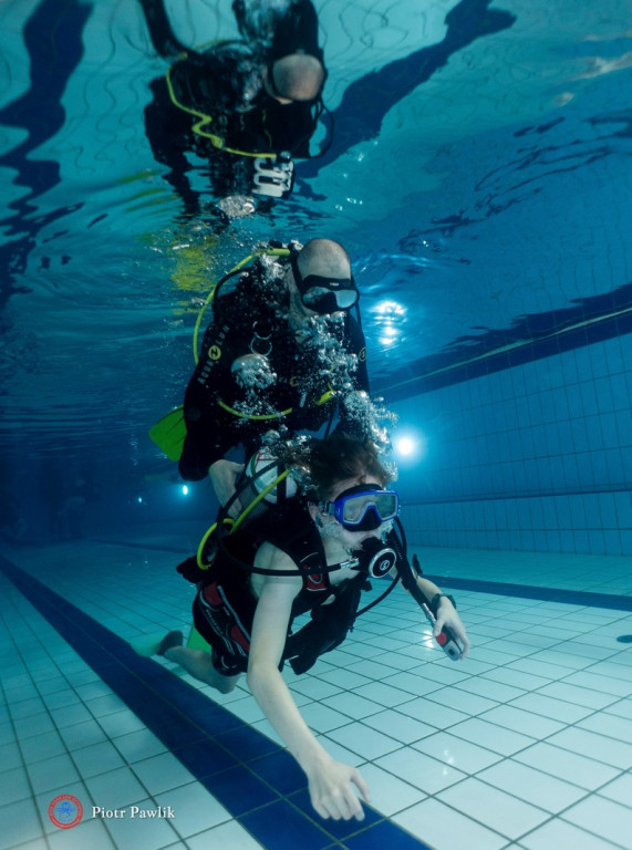 Nurkowanie na basenie w Nowej Dębie
