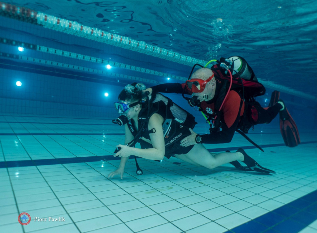 Nurkowanie na basenie w Nowej Dębie