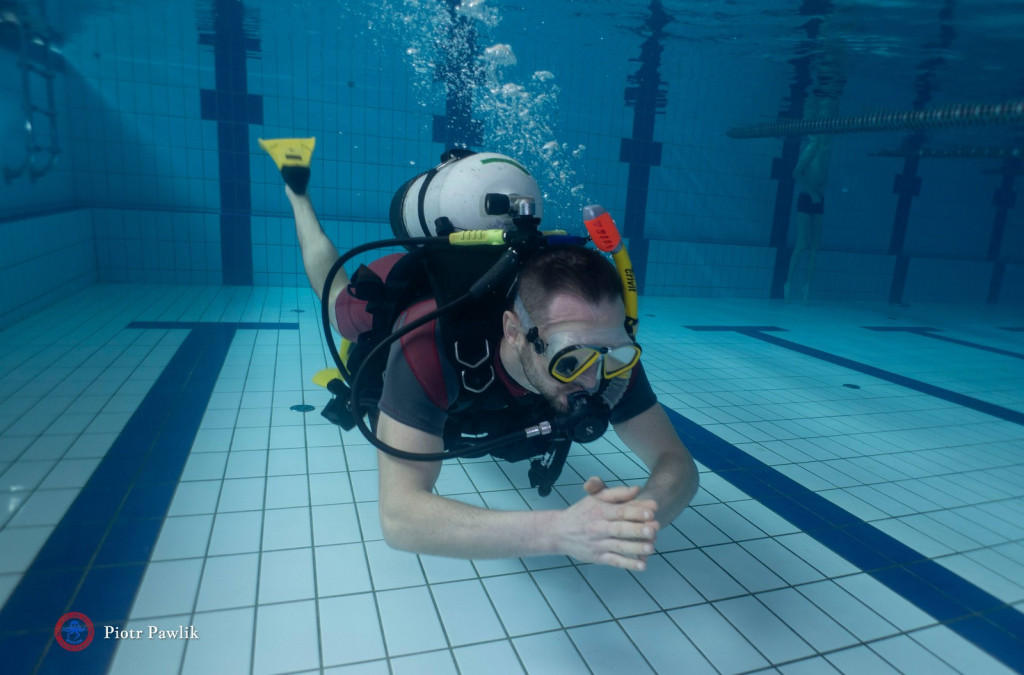 Nurkowanie na basenie w Nowej Dębie