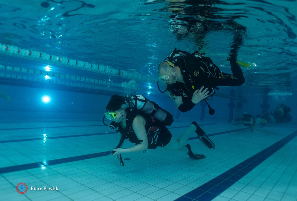 Nurkowanie na basenie w Nowej Dębie