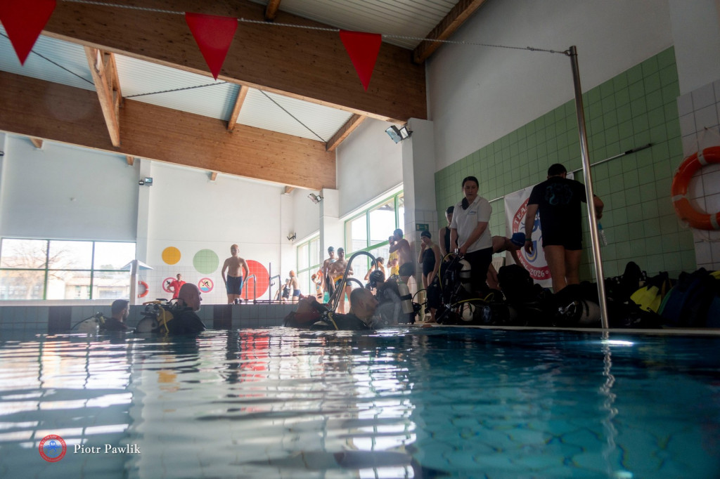 Nurkowanie na basenie w Nowej Dębie