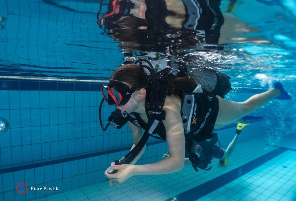 Nurkowanie na basenie w Nowej Dębie