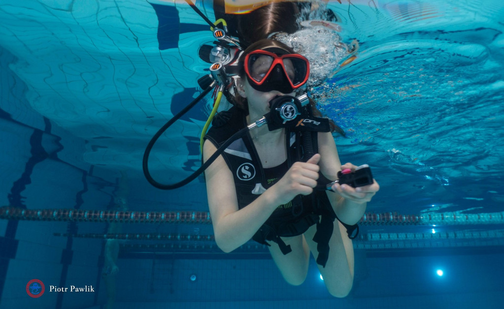 Nurkowanie na basenie w Nowej Dębie