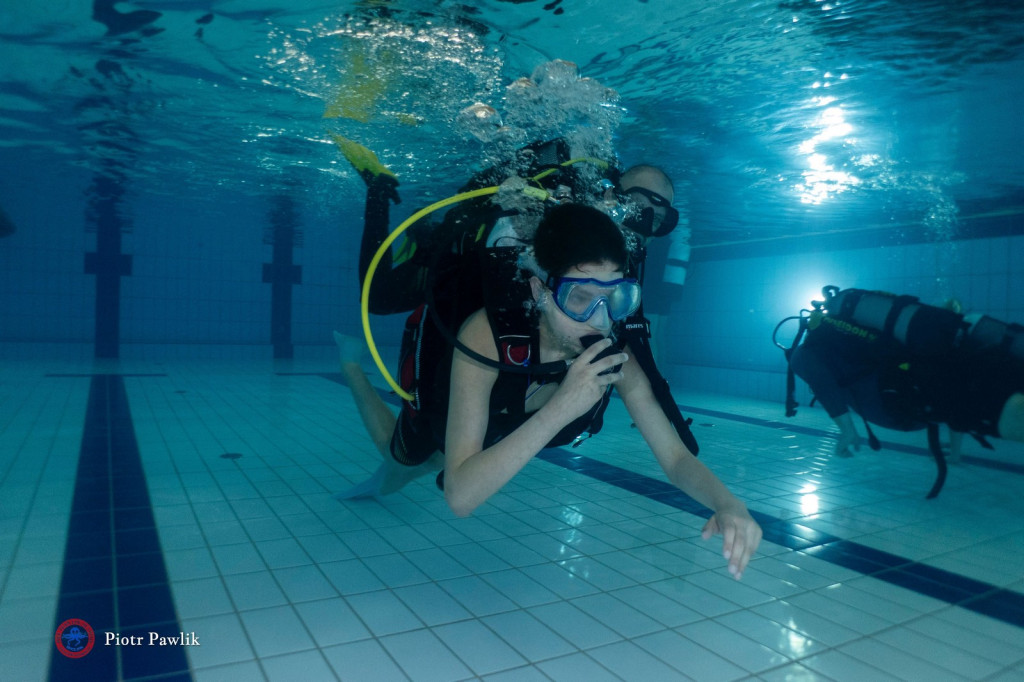 Nurkowanie na basenie w Nowej Dębie