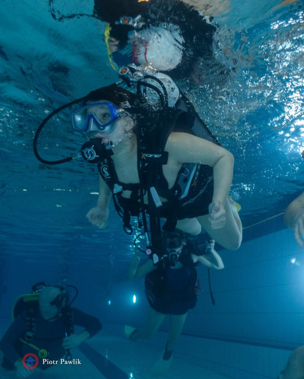 Nurkowanie na basenie w Nowej Dębie