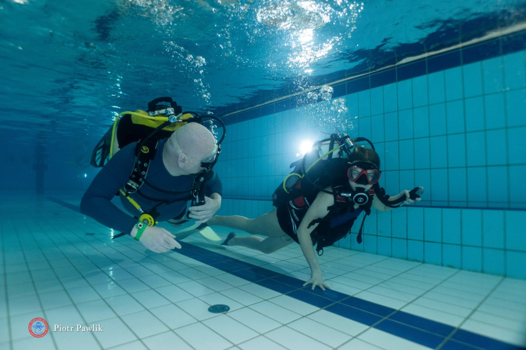 Nurkowanie na basenie w Nowej Dębie