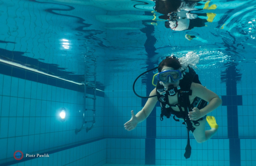 Nurkowanie na basenie w Nowej Dębie