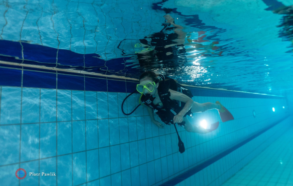 Nurkowanie na basenie w Nowej Dębie