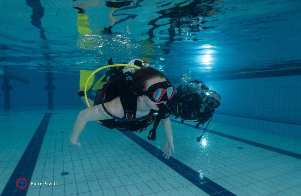 Nurkowanie na basenie w Nowej Dębie