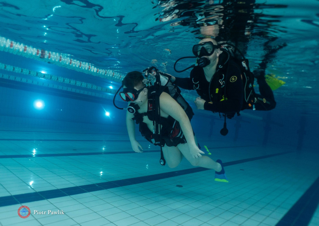 Nurkowanie na basenie w Nowej Dębie
