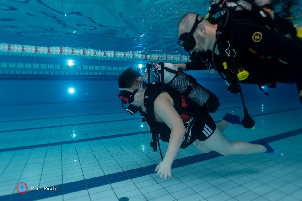 Nurkowanie na basenie w Nowej Dębie