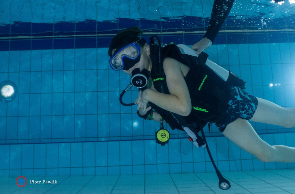 Nurkowanie na basenie w Nowej Dębie