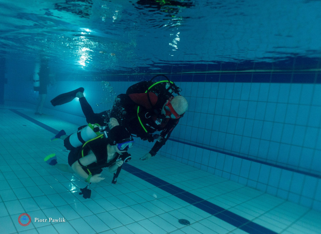 Nurkowanie na basenie w Nowej Dębie