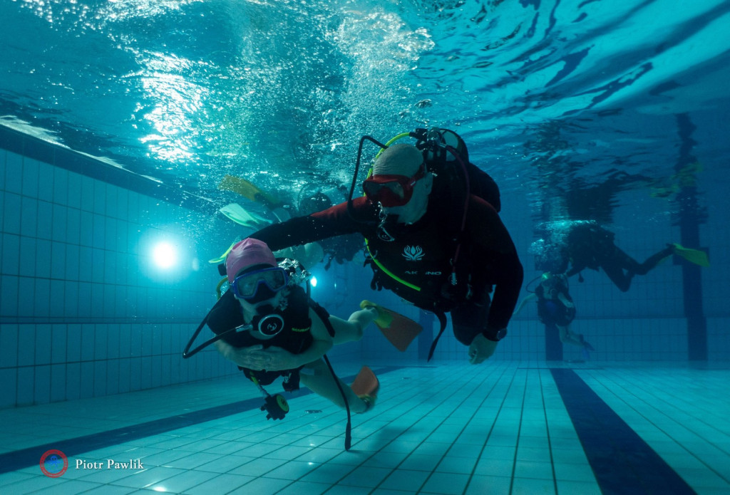Nurkowanie na basenie w Nowej Dębie