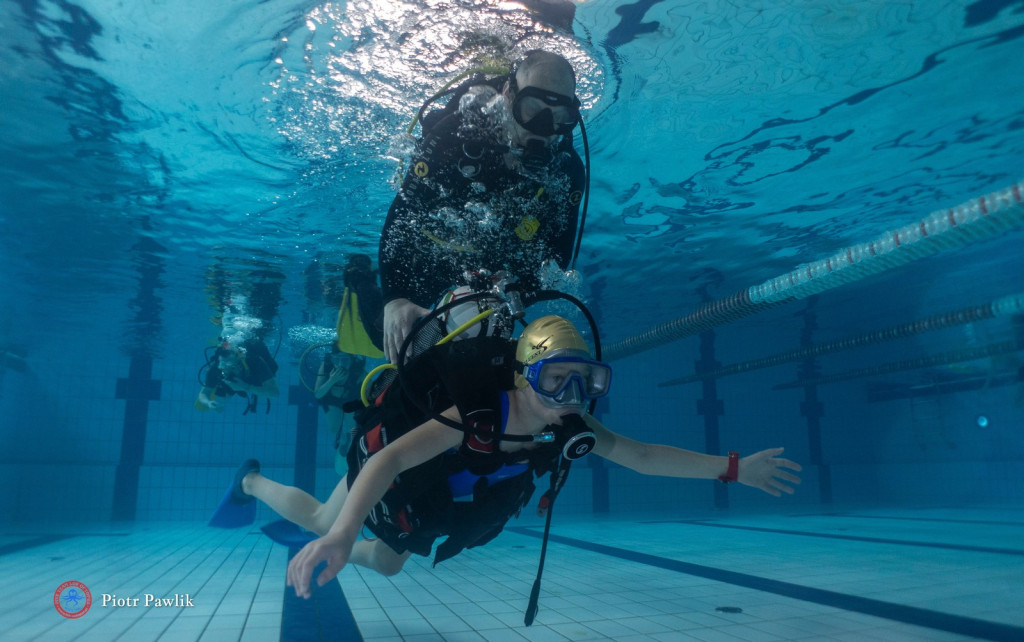 Nurkowanie na basenie w Nowej Dębie