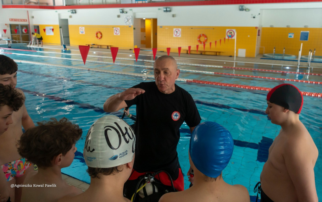 Nurkowanie na basenie w Nowej Dębie