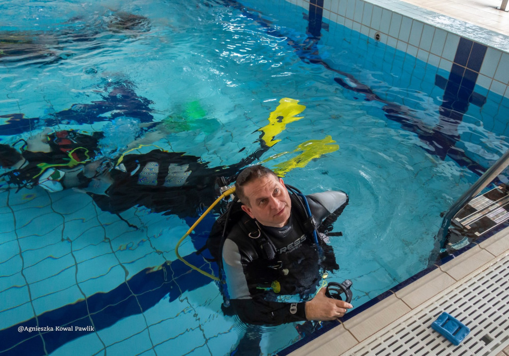 Nurkowanie na basenie w Nowej Dębie