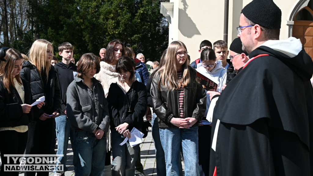 Droga Krzyżowa w parku dzikowskim