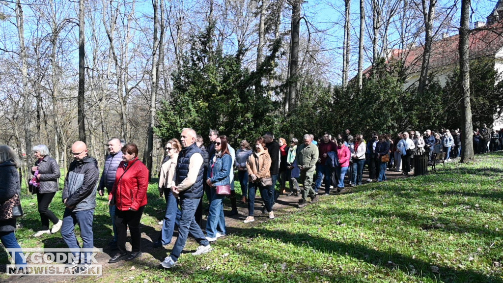 Droga Krzyżowa w parku dzikowskim