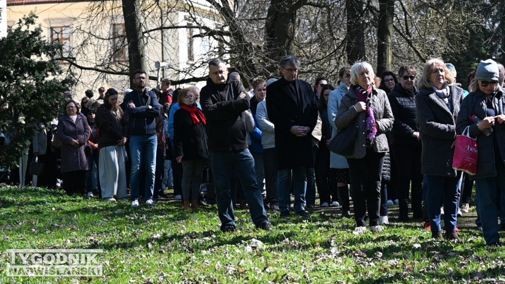Droga Krzyżowa w parku dzikowskim