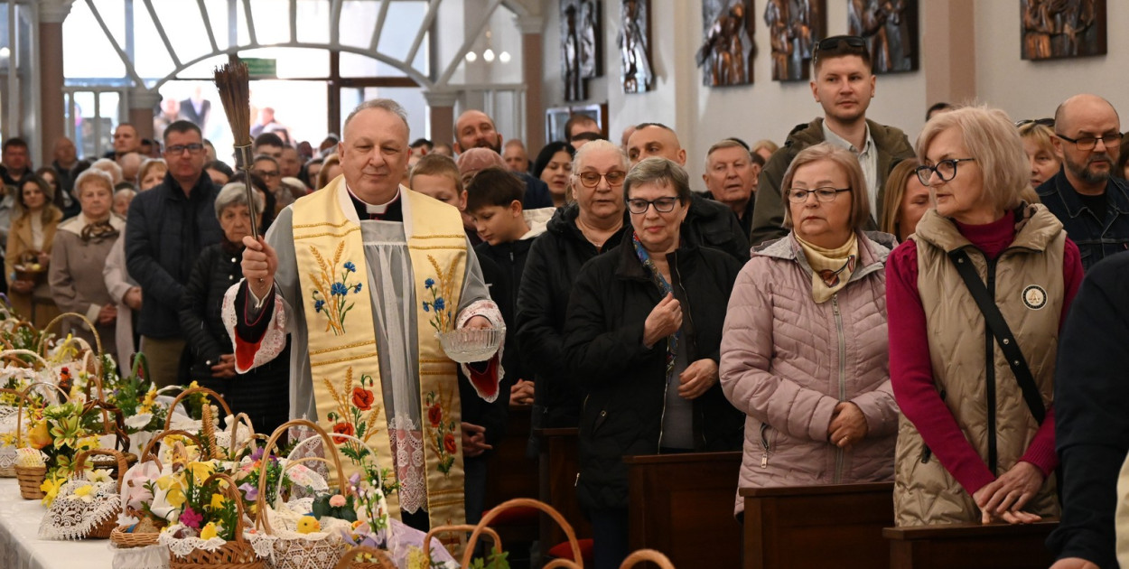 Święcenie pokarmów w parafii na Serbinowie