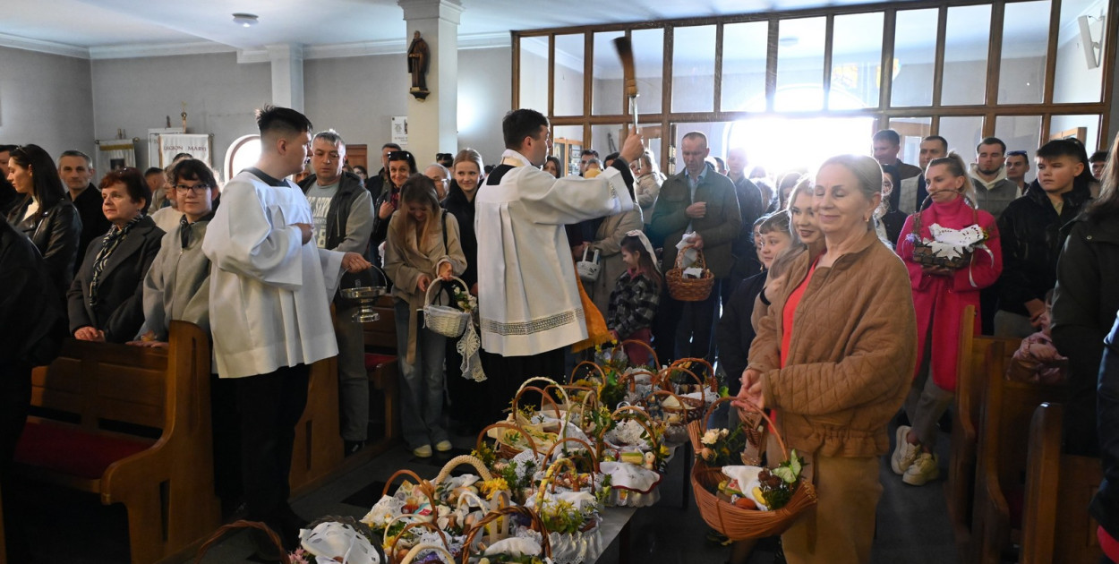 Święcenie pokarmów w parafii na Dzikowie