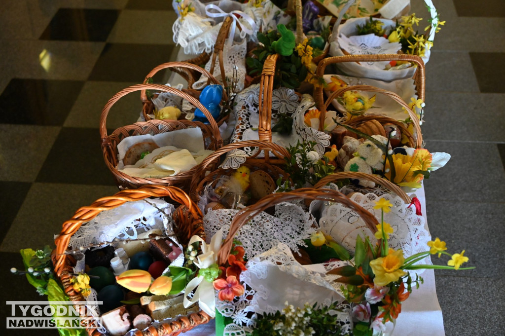 Święcenie pokarmów w parafii na Dzikowie