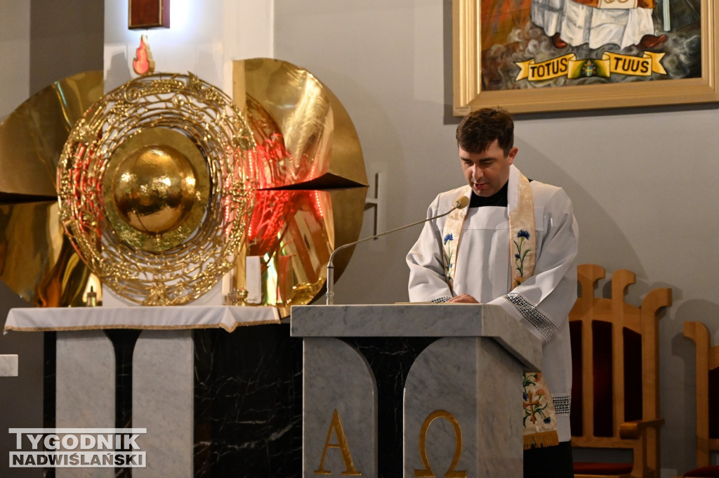 Święcenie pokarmów w parafii na Dzikowie