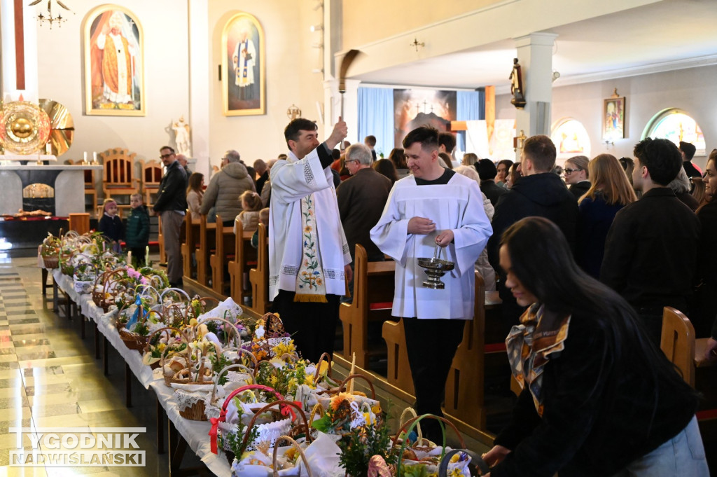 Święcenie pokarmów w parafii na Dzikowie