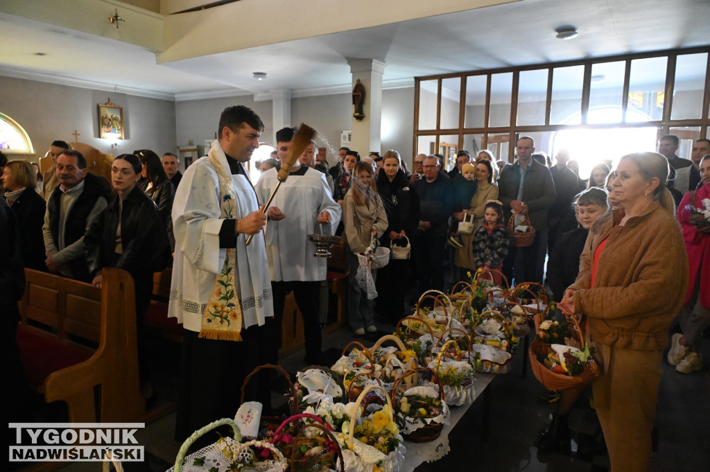 Święcenie pokarmów w parafii na Dzikowie