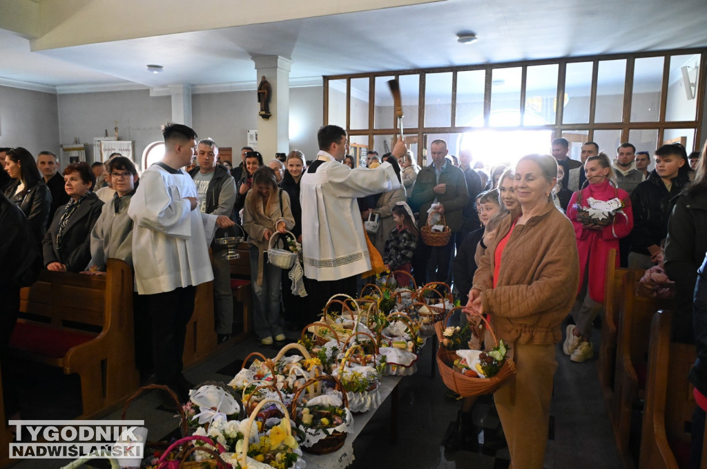 Święcenie pokarmów w parafii na Dzikowie