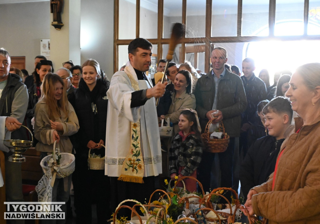 Święcenie pokarmów w parafii na Dzikowie