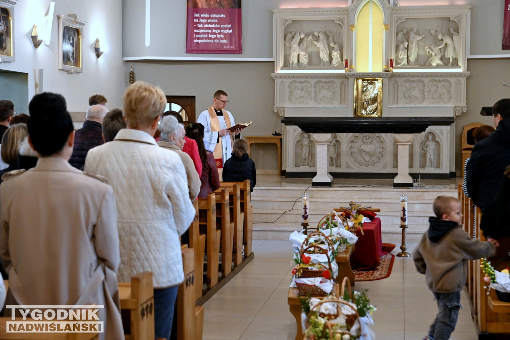 Święcenie pokarmów w parafii na Przywiślu