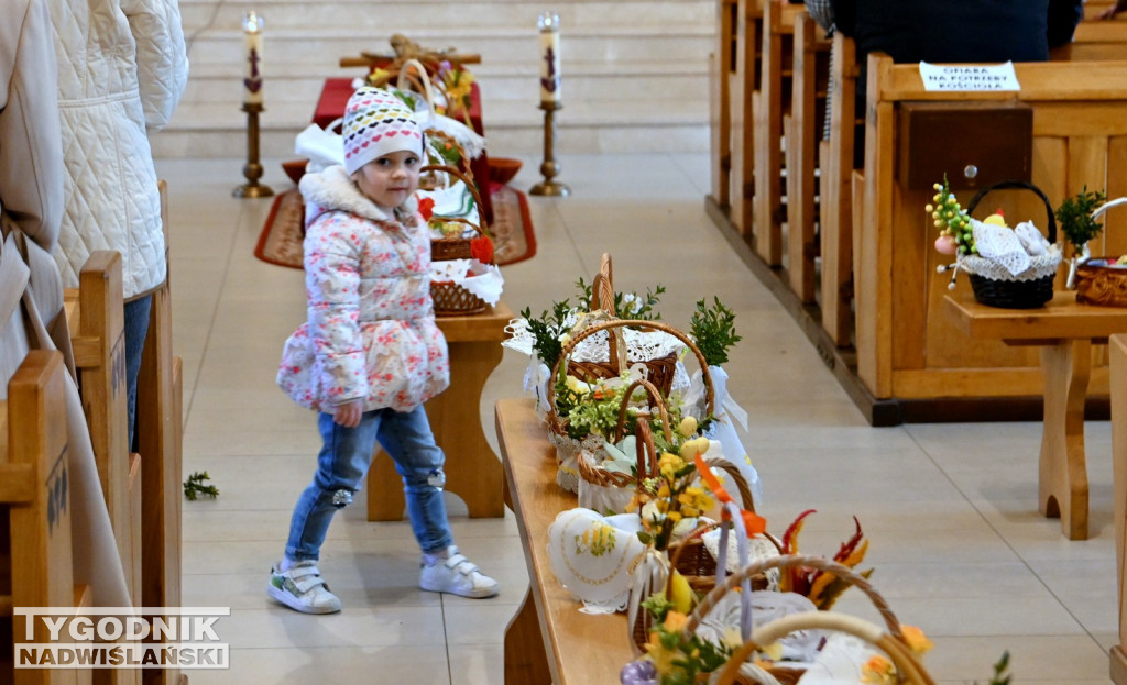 Święcenie pokarmów w parafii na Przywiślu