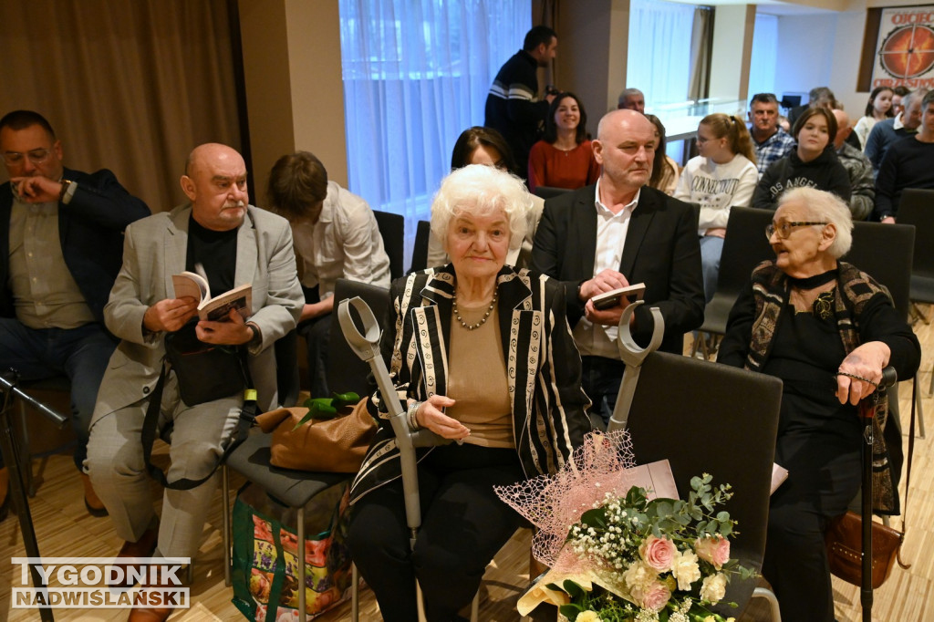 Promocja książki w SOK w Nowej Dębie