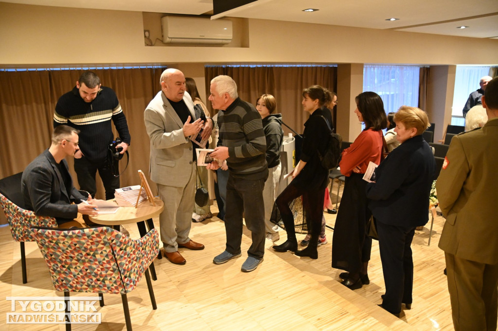 Promocja książki w SOK w Nowej Dębie