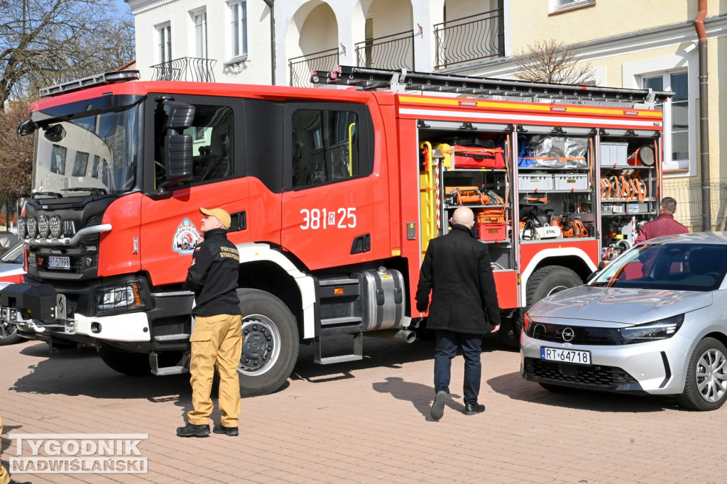 Akcja krwiodawcza WORD Tarnobrzeg na placu B. Głowackiego