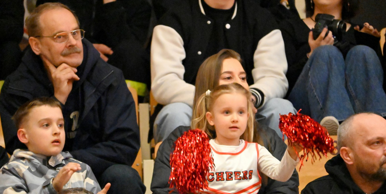 Kibice na meczu koszykarzy Siarki z AK Orły Wrocław