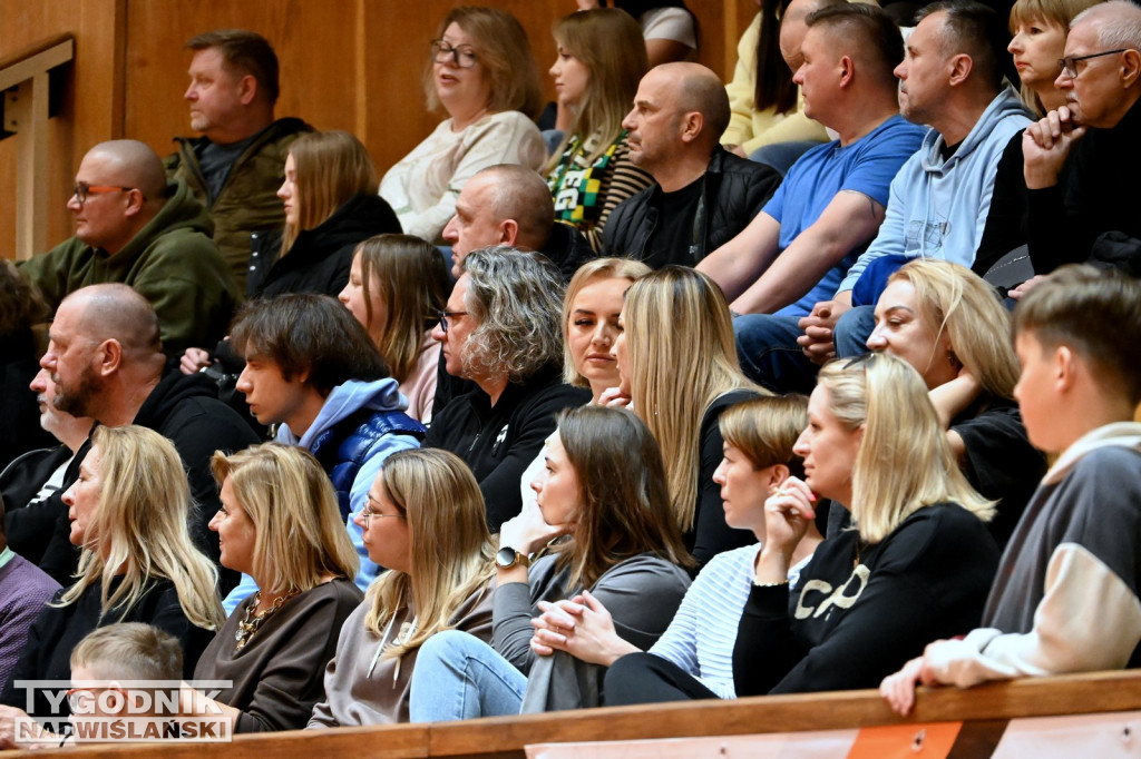 Kibice na meczu koszykarzy Siarki z AK Orły Wrocław
