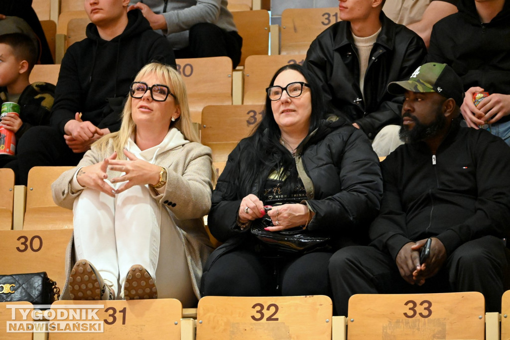 Kibice na meczu koszykarzy Siarki z AK Orły Wrocław