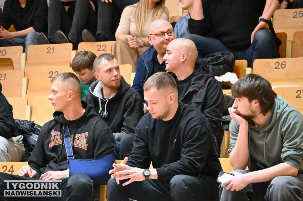 Kibice na meczu koszykarzy Siarki z AK Orły Wrocław