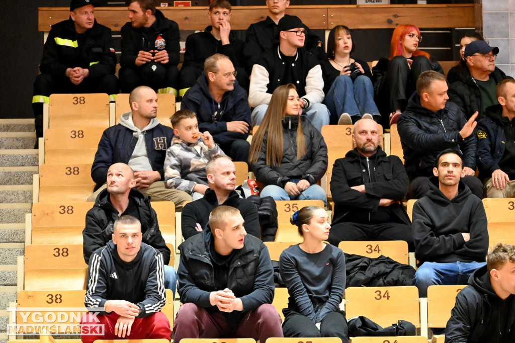 Kibice na meczu koszykarzy Siarki z AK Orły Wrocław