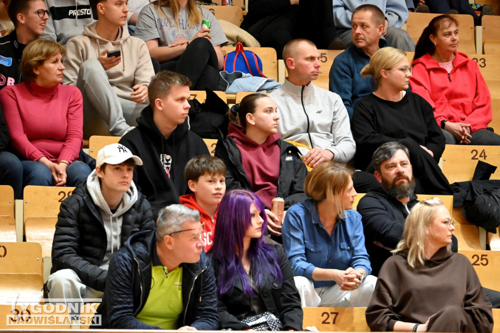 Kibice na meczu koszykarzy Siarki z AK Orły Wrocław